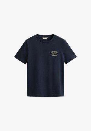 Navyblauw T-shirt met korte mouwen, een ronde hals en een klein beige "GANT 1949 American Sportswear" logo op de linkerborst.