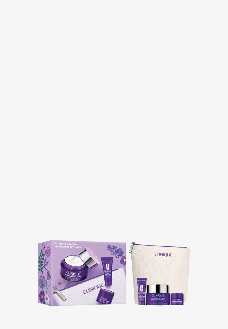 Clinique Smart Clinical Repair hudpleiesett med lilla krukker og tuber, inkludert krem, serum og en hvit sminkepung med glidelås.