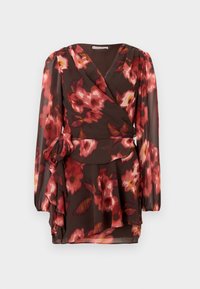 Vestido cruzado de gasa marrón con un vibrante patrón floral en tonos rosa y rojo, con mangas largas y detalles con volantes.