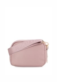 Růžová nylonová crossbody taška se zipovým uzávěrem, texturovaným popruhem a zlatými kovovými doplňky. Kompaktní obdélníkový design, minimalistický styl.