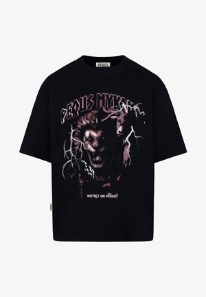 T-shirt nera con grafica di un leone che ruggisce, accenti luminosi e testo "PEQUS MYKARAC" sopra e "ARTIST OR KILLER?" sotto.