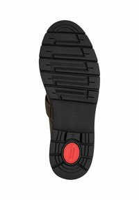 Zwarte rubberen zool met diepe profielen, voorzien van een cirkelvormige rode acccent. Maat gemarkeerd als 37, ontworpen voor grip en duurzaamheid.