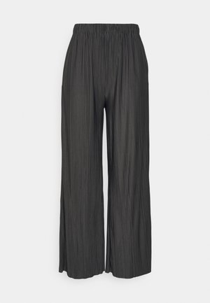 Zwarte plooienbroek met wijde pijpen en een elastische tailleband. De stof heeft een gladde textuur met verticale strepen die een gestructureerde uitstraling creëren.