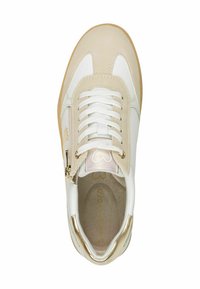 Baskets présentant un schéma de couleurs crème et blanc, fabriquées en cuir lisse et en daim, avec un design à lacets et un détail de fermeture éclair dorée.