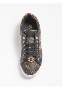 Zwarte en bruine sneaker met een gestructureerd logo-patroon, voorzien van gouden hardware en veters, witte rubberen zool en een gevoerde kraag.