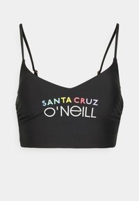 Musta bikinitoppi ohuilla olkaimilla, jossa on moniväriset "SANTA CRUZ" ja "O'NEILL" -logot lohkovuorilla, sileää kangasta ja v-mallinen muotoilu.