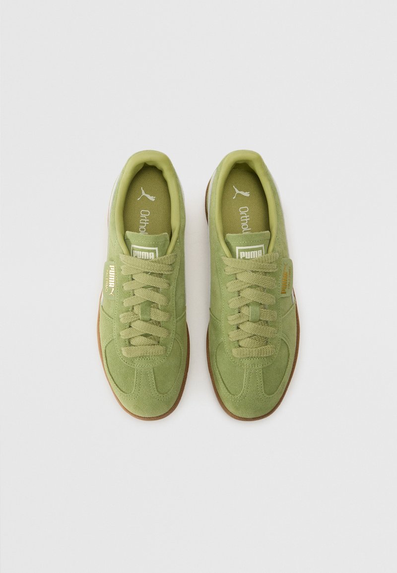 Sneaker verde in suede con finitura testurizzata, dotate di un design con lacci, un collare imbottito e suole in gomma per una buona aderenza.