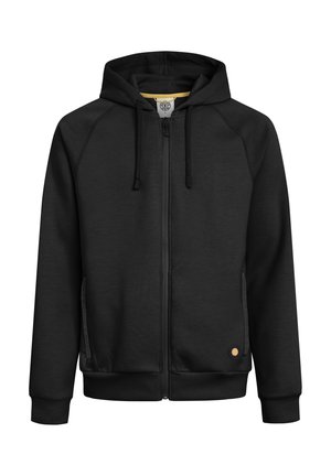 Schwarzer Zip-Hoodie mit Kordelzugkapuze, Fronttaschen, gerippten Bündchen und Saum sowie einem kleinen, runden, hellbraunen Logo nahe der unteren Tasche.