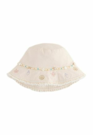 Chapeau seau beige clair avec des coquillages brodés, des étoiles de mer et un cordon de petites perles autour de la couronne.