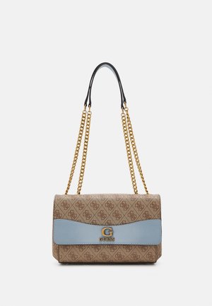 Sac à main Guess marron avec motif logo répétitif, accent en cuir bleu clair, emblème doré "G Guess" et bandoulière chaîne dorée avec section en cuir noir.