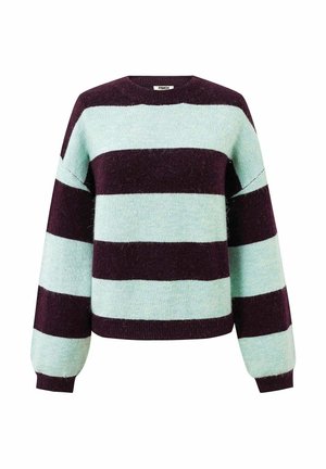 Pull en maille épaisse avec de larges rayures horizontales bleu clair et violet foncé, doté de manches longues et d'un col rond.