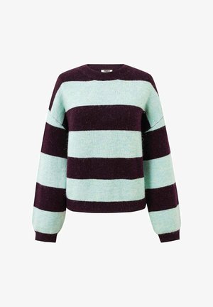 Pull en maille épaisse avec de larges rayures horizontales bleu clair et violet foncé, doté de manches longues et d'un col rond.