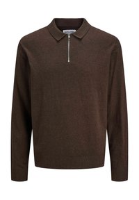 Suéter de punto de manga larga color marrón oscuro con cuello y media cremallera en la parte delantera, puños acanalados y dobladillo, etiquetado como JACK & JONES.