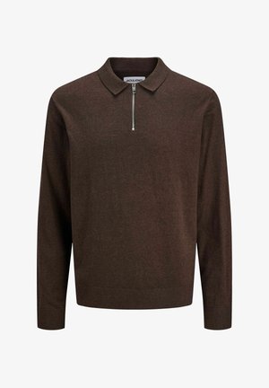 Pull en maille à manches longues marron foncé avec col et demi-zip à l'avant, poignets et ourlet côtelés, étiqueté JACK & JONES.