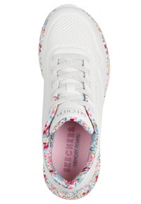 Weißer Skechers-Sneaker mit perforierter Spitze, blumenmusterartigem Innenfutter und Sohle, weißen Schnürsenkeln und pinker Memory-Schaum-Innensohlenprägung.