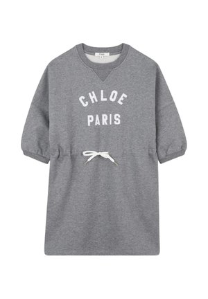 Grijs sweatshirtjurk met korte mouwen, voorzien van "CHLOE PARIS" tekst en een witte trekband in de taille, met ribgebreide halslijn en manchetten.
