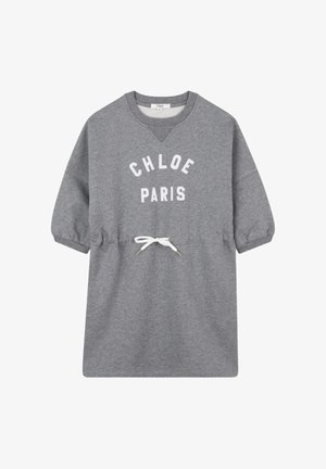 Szara sukienka-sweterek z krótkim rękawem z napisem "CHLOE PARIS" i białym sznurkiem w talii, z prążkowanym dekoltem i mankietami rękawów.