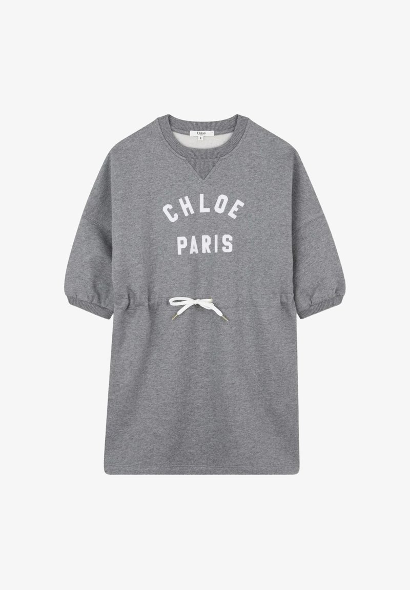 Szara sukienka-sweterek z krótkim rękawem z napisem "CHLOE PARIS" i białym sznurkiem w talii, z prążkowanym dekoltem i mankietami rękawów.