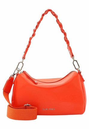 Sac à main Suri Frey orange vif avec poignée supérieure tressée et large bandoulière détachable en tissu sur fond blanc.