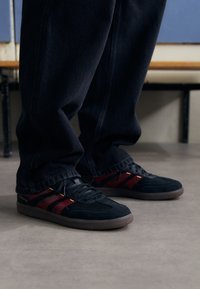 adidas Performance PREDATOR FREESTYLE CNY - Beltéri futballcipő - core black/multicolor/gold metallic