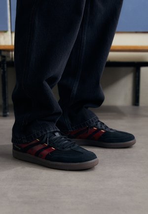 adidas Performance PREDATOR FREESTYLE CNY - Sisäjalkapallokengät - core black/multicolor/gold metallic