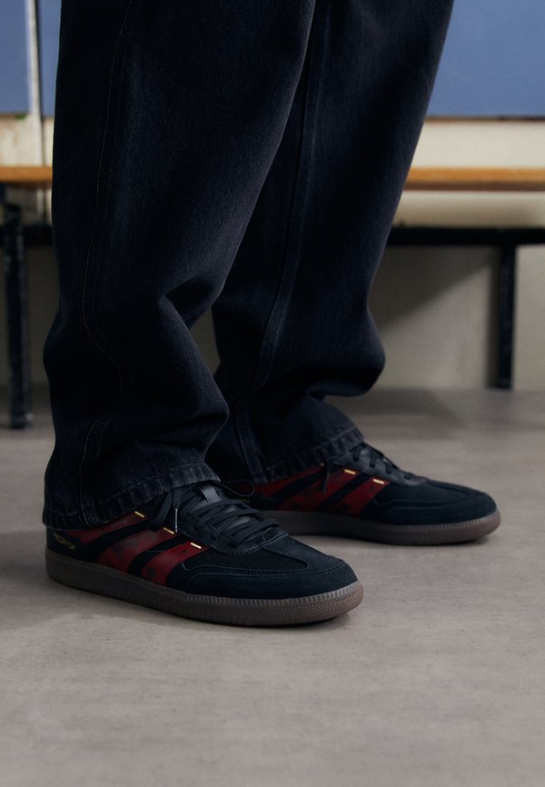 PREDATOR FREESTYLE CNY - Indoor football boots