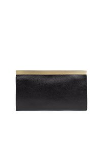 Zwarte leren clutch met een gestructureerd oppervlak en een metalen gouden sluiting aan de bovenkant. Rechthoekige vorm, minimalistisch ontwerp.