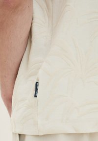 TOM TAILOR T-shirt con stampa - beige palm jacquard design