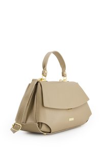 Sac à main en cuir beige avec une forme structurée, doté d'un rabat pliable, d'une poignée supérieure et d'une bandoulière amovible. Accents en matériel doré.
