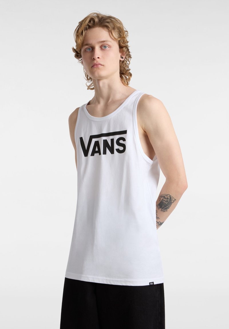 Camiseta sin mangas de algodón blanco que presenta un prominente logo negro de "VANS" en el pecho, con un diseño holgado.