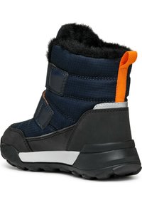 Botas de tobillo azul marino con parte superior sintética negra, forro de forro polar y tirador naranja. Presentan tres correas de Velcro y suela de goma texturizada.
