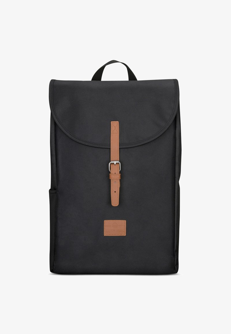 Fekete hátizsák lekerekített fedéllel, barna bőr pántos záródással, oldalsó zsebekkel és struktúrált felülettel. Márkázott bőr folttal rendelkezik.