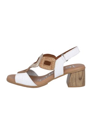 Sandalia slingback blanca y marrón claro con correas texturizadas, tacón cuadrado y un acento decorativo cuadrado. Diseño abierto y cómodo para los dedos del pie.