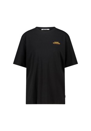 Camiseta negra de manga corta, fabricada en algodón, con cuello redondo. Presenta el texto amarillo "SUNSET BOULEVARD" en la parte delantera. Diseño de corte clásico.