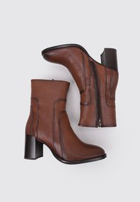 Sandra Fontán Bottines - camel