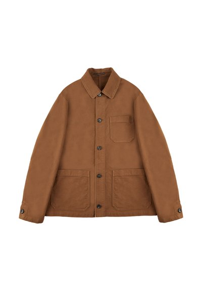 Brązowa kurtka z płótna z kołnierzykiem, zapinana na guziki, posiadająca dwie duże kieszenie z przodu oraz kieszeń na piersi. Charakteryzuje się gładką, matową fakturą.