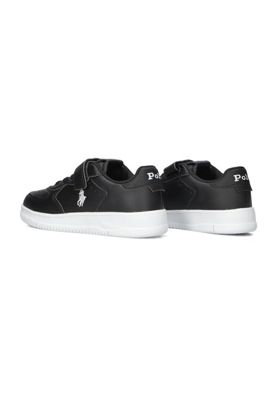 Baskets synthétiques noires avec une semelle blanche, dotées d'une sangle Velcro, d'accents perforés et d'un logo au talon.