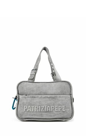 Graue Wildlederhandtasche mit verstellbaren Riemen, einer vorderen Reißverschlusstasche und "PATRIZIAPEPE" auf dem Frontpanel geprägt.