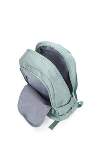 Groene stoffen rugzak met dubbele ritscompartimenten. Het interieur heeft een gladde grijze voering. Lichtgewicht ontwerp met gewatteerde schouderbanden.