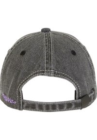 Pilkas džinsinis beisbolo kepurė su reguliuojamu dirželiu, puošniais siūlais ir mažai išsiuvinėjimu levandų spalva šone.