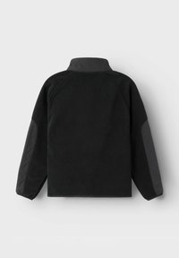 Veste en polaire noire avec un col montant, tissu texturé et panneaux latéraux noirs. Comprend des manches raglan et un ourlet droit.