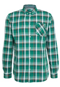 Grøn ternet langærmet skjorte med knaplukning på kraven, hvide og orange detaljer samt en lomme med et mindre ternet mønster.