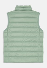 Colete acolchoado verde claro com gola alta, apresentando seções acolchoadas horizontais e sem mangas. Textura suave com um brilho subtil.