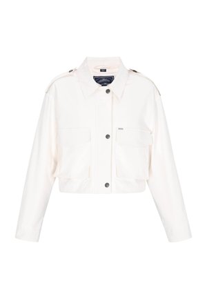 Hvid cropped jakke med knaplukning foran, to store brystlommer og skulderstropper. Glat tekstur og minimalistisk design.