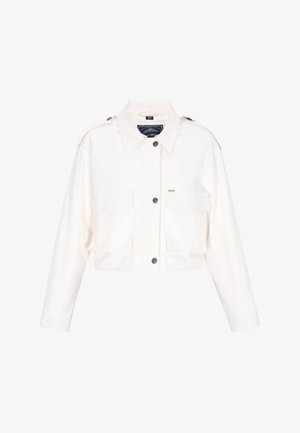 Hvid cropped jakke med knaplukning foran, to store brystlommer og skulderstropper. Glat tekstur og minimalistisk design.