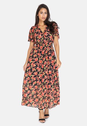 Robe maxi florale avec une base noire, ornée de motifs de roses rouges et vertes, manches courtes, décolleté en portefeuille et taille élastique.