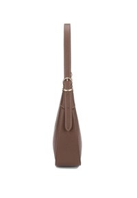 Borsa in pelle marrone a ciottoli con una sola tracolla, dettagli in metallo dorato e una forma affusolata. Texture liscia con dettagli di cucitura visibili.