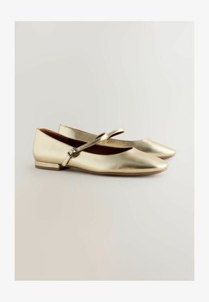 Zlatne metalne balerinke s zaobljenim prstom, trakasto zapenjalo, in nizkim petkom, ki imajo gladko teksturo in minimalističen dizajn.