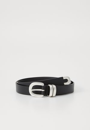 Ceinture en cuir noir avec une boucle double ardillon en ton argenté. Texture lisse, forme plate, avec des trous pour l'ajustement et un design épuré.
