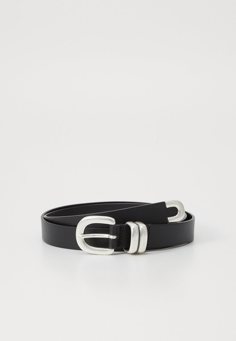 Cinturón de cuero negro con una hebilla de doble lengüeta en tono plateado. Textura suave, forma plana, con agujeros para ajustar y un diseño elegante.